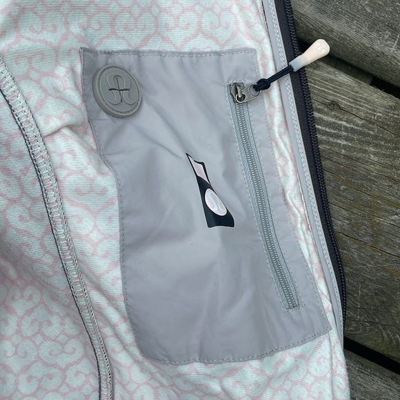 Lululemon Getaway Jacket with Graphics - Picture 11 of 15